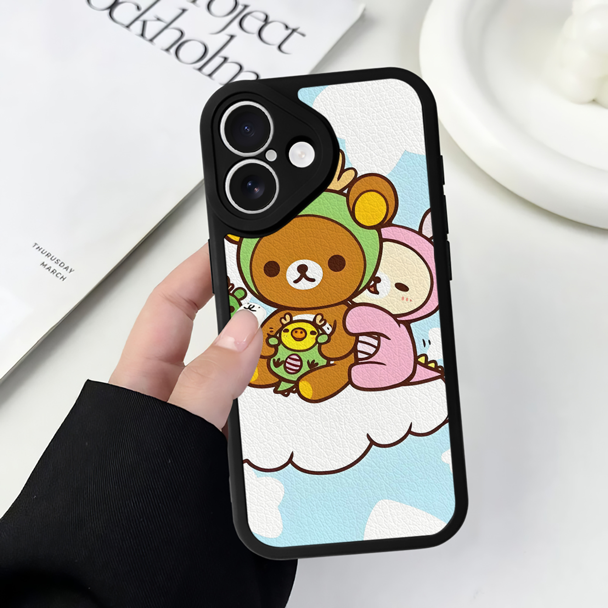 （画像用） リラックマ リラックマ キイロイトリ Rilakkuma Korilakkuma Kiiroitori 【iPhone 16シリーズ対応】シリコンスマホケース（レザー調） 材質：シリコン